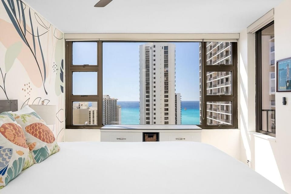 Modern Remodeled Condo, Walk to Waikiki Beach, Oceanview, Free Parking, AC, Pool, Hot tub, Sauna Apartment in Honolulu