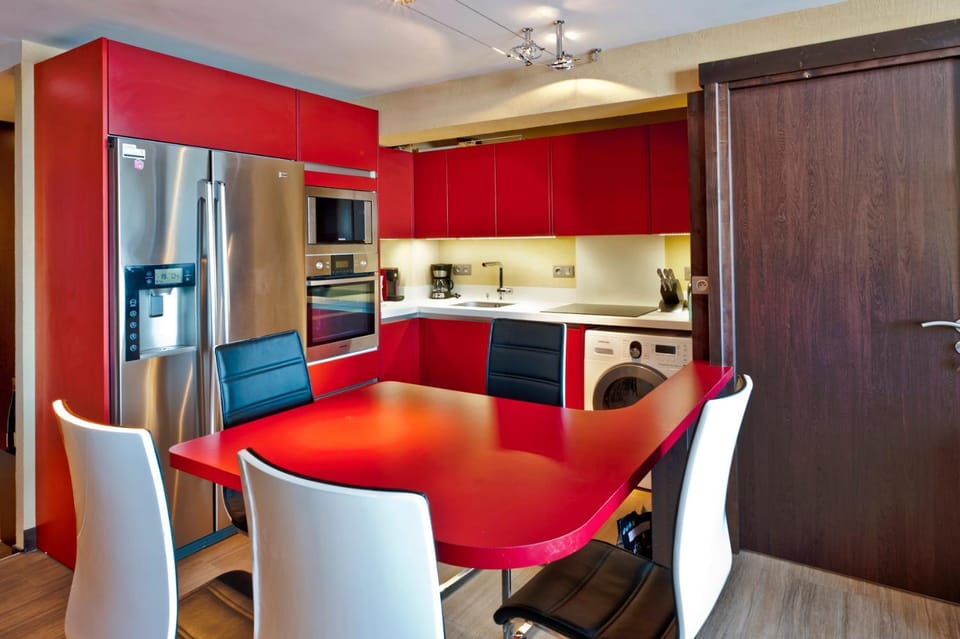 Kitchen or kitchenette, Dining area