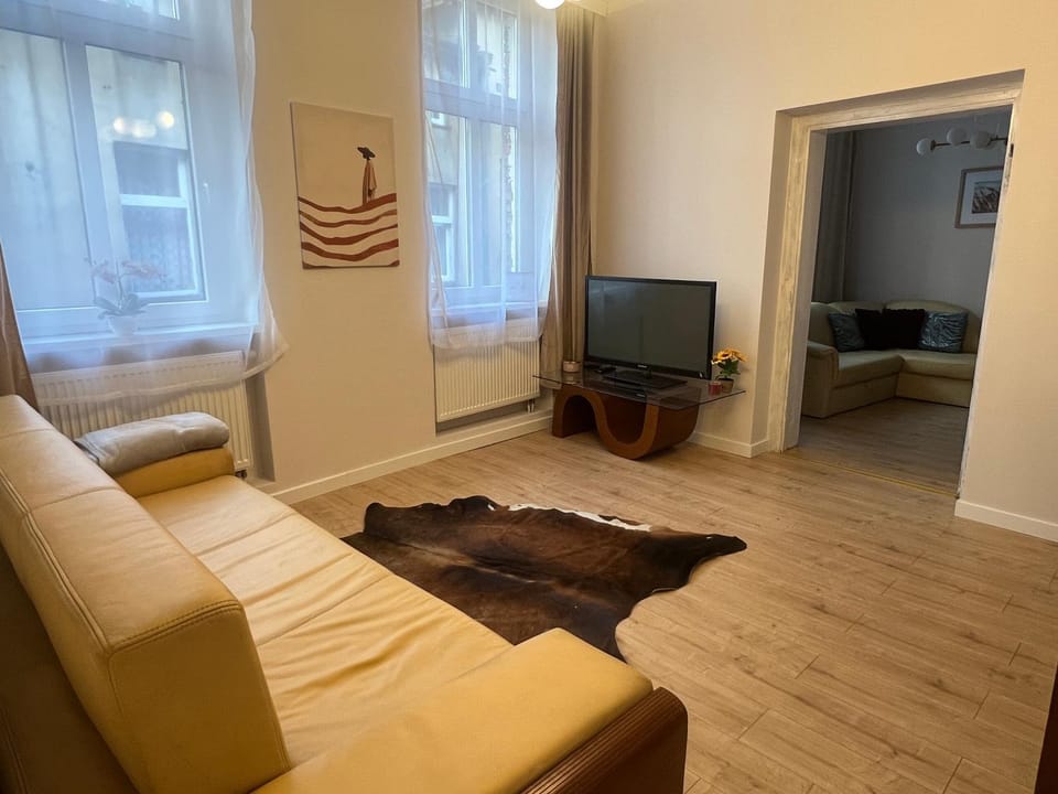 Communal lounge/ TV room, TV and multimedia, Living room, Seating area, Evening entertainment