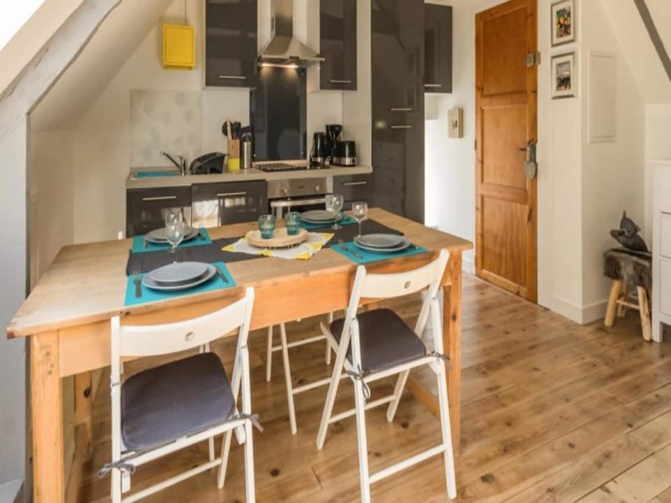 Kitchen or kitchenette, Dining area