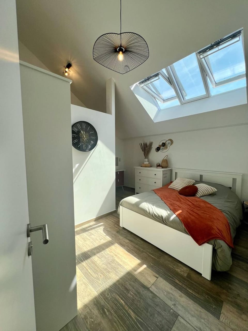 Bed, Photo of the whole room, Bedroom