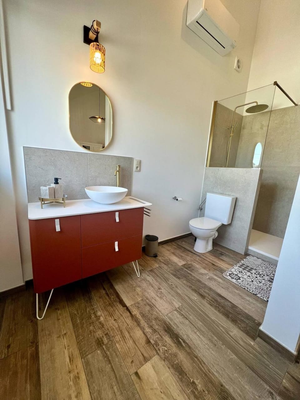 Shower, Toilet, Bathroom, towels