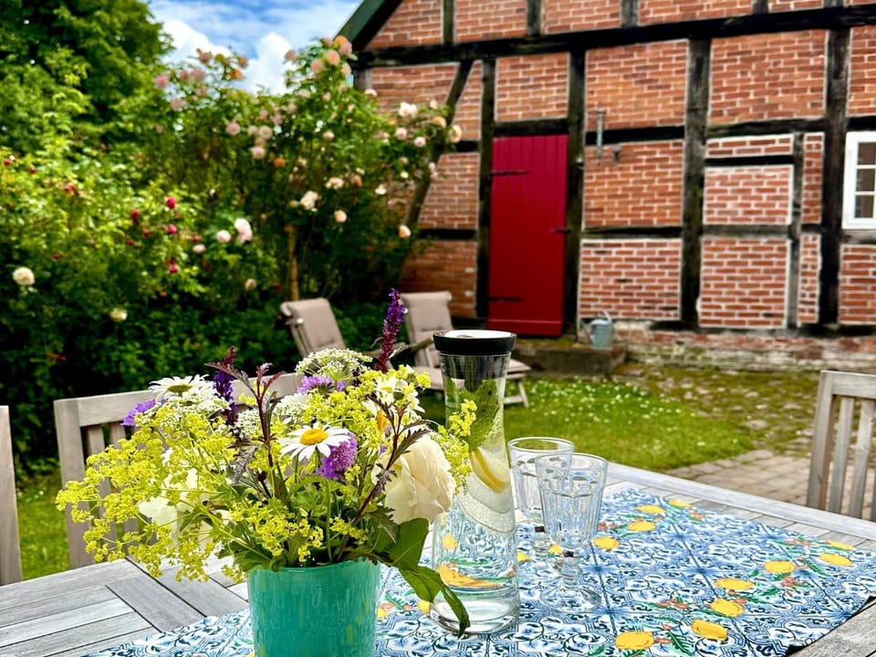 Property building, Garden, Dining area, Garden view