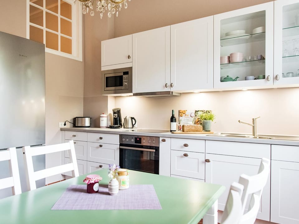Coffee/tea facilities, Kitchen or kitchenette, Dining area, dishwasher, oven, stove, toaster