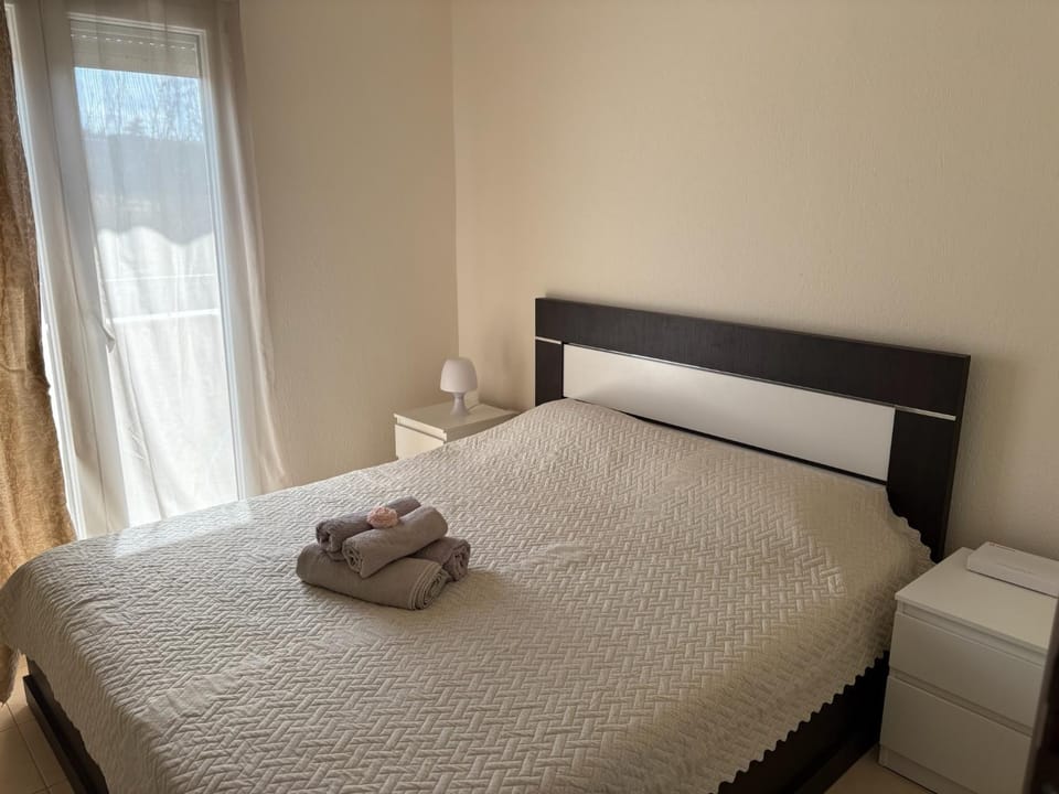 Bed, Photo of the whole room, Bedroom, towels