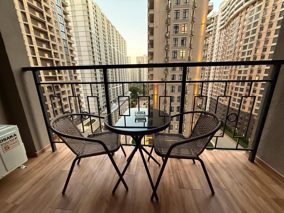 Property building, Day, View (from property/room), Balcony/Terrace, Dining area, City view
