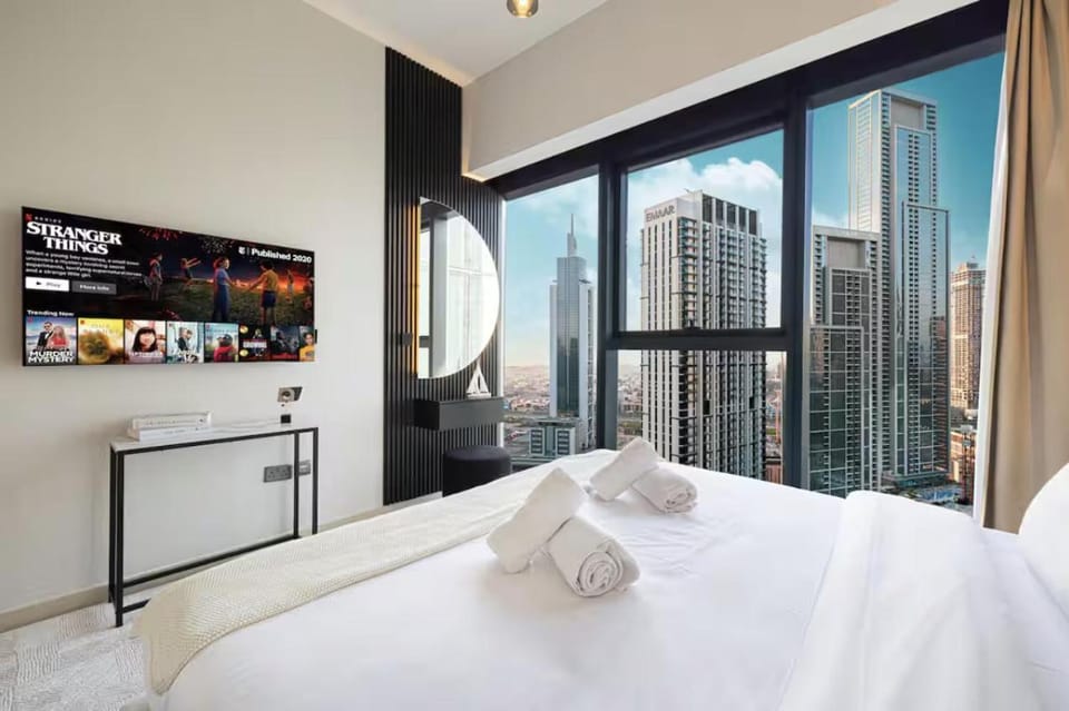 Bed, TV and multimedia, Photo of the whole room, Bedroom, City view, towels