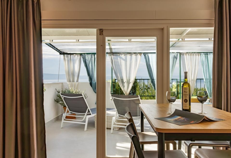 View (from property/room), Seating area, Dining area