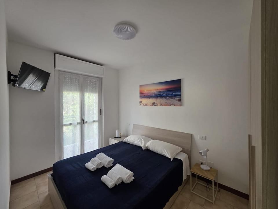 Bed, TV and multimedia, Photo of the whole room, Bedroom, towels