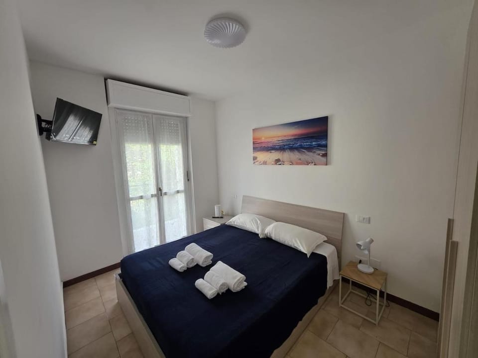Bed, TV and multimedia, Photo of the whole room, Bedroom, towels