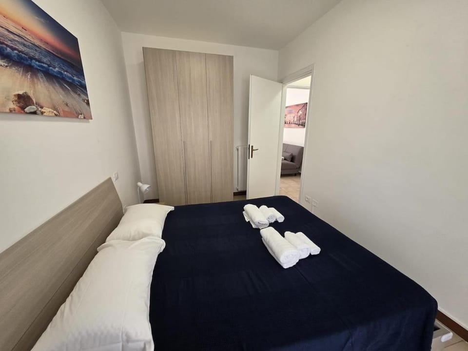 Bed, Photo of the whole room, Bedroom, towels, wardrobe