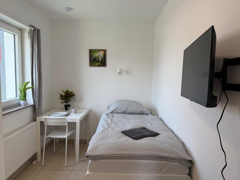 Bed, TV and multimedia, Photo of the whole room, Bedroom