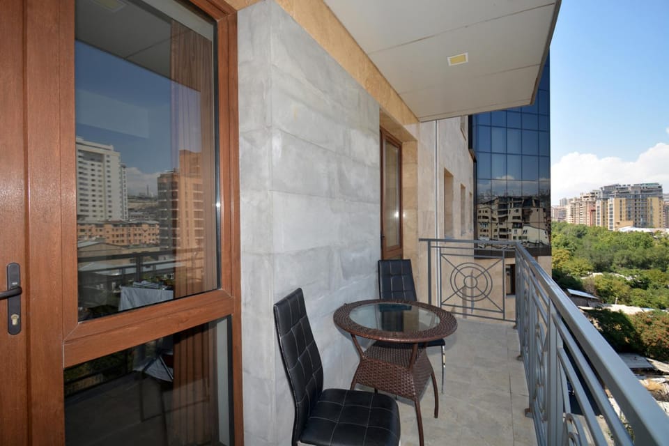 Property building, Day, Balcony/Terrace, Living room, City view