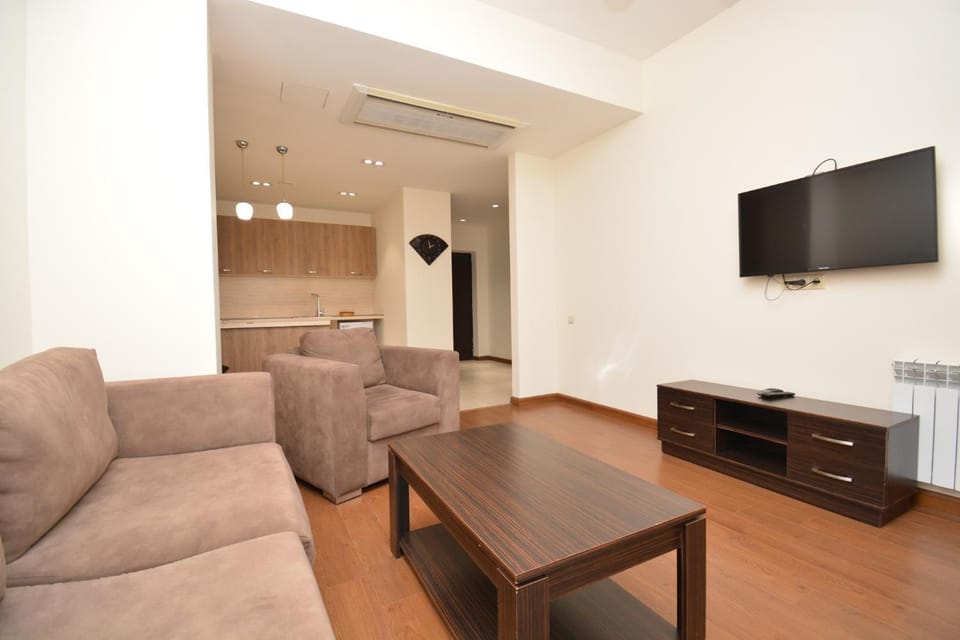 Communal lounge/ TV room, TV and multimedia, Kitchen or kitchenette, Living room, Seating area, Evening entertainment
