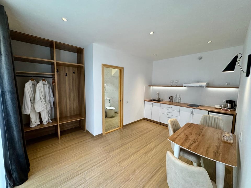 Kitchen or kitchenette, Photo of the whole room, wardrobe