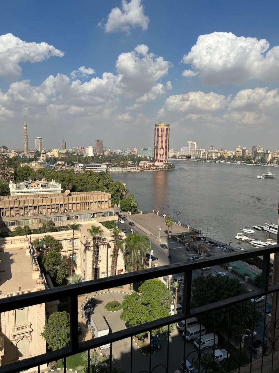 Pistachio Apt Dokki - Nile View Apartment in Cairo