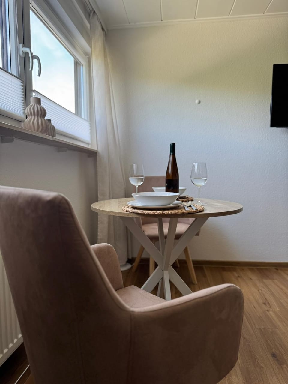 TV and multimedia, Food and drinks, Seating area, Dining area