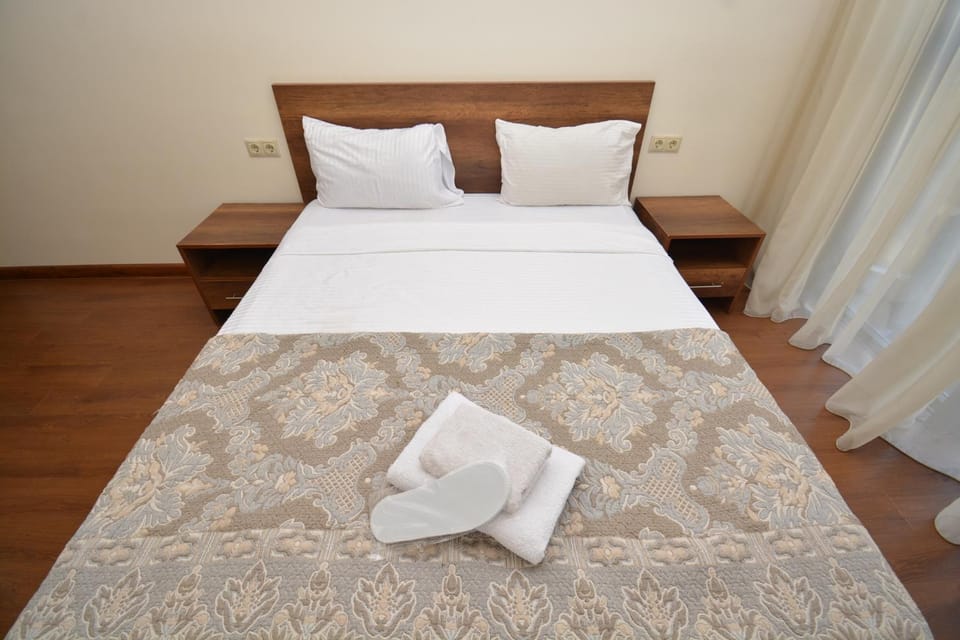 Bed, Bedroom, towels