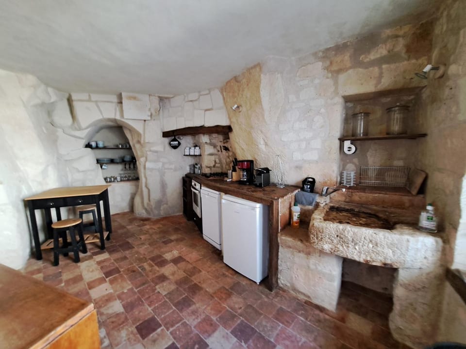 Kitchen or kitchenette, dishwasher, stove