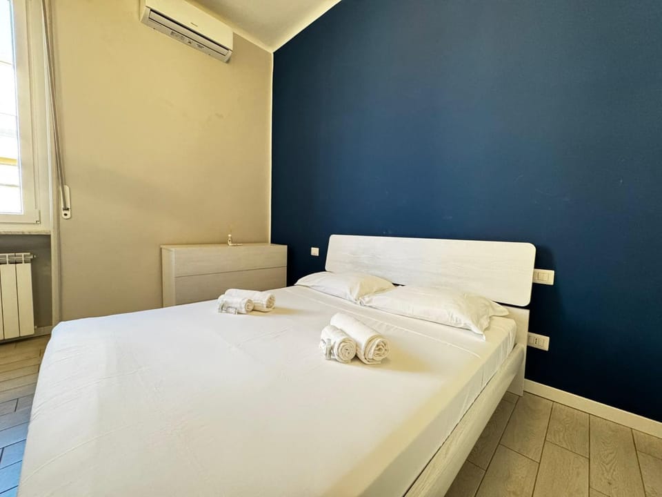 Bed, Photo of the whole room, Bedroom, towels, air conditioner