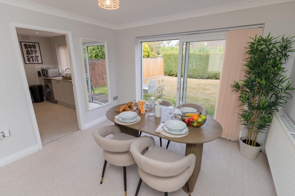 Food and drinks, Seating area, Dining area, Food