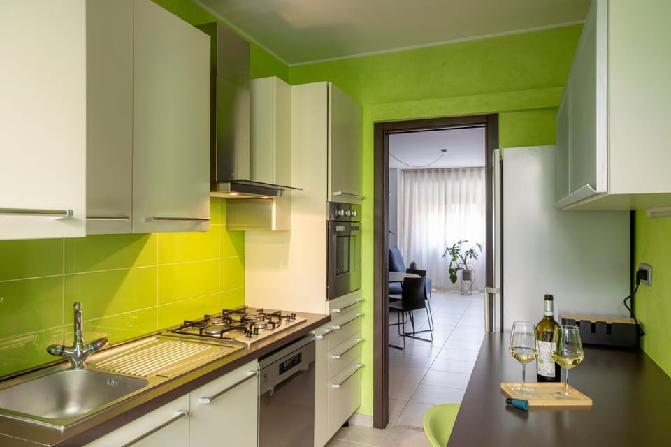 Kitchen or kitchenette, Dining area, dishwasher, minibar, oven, stove