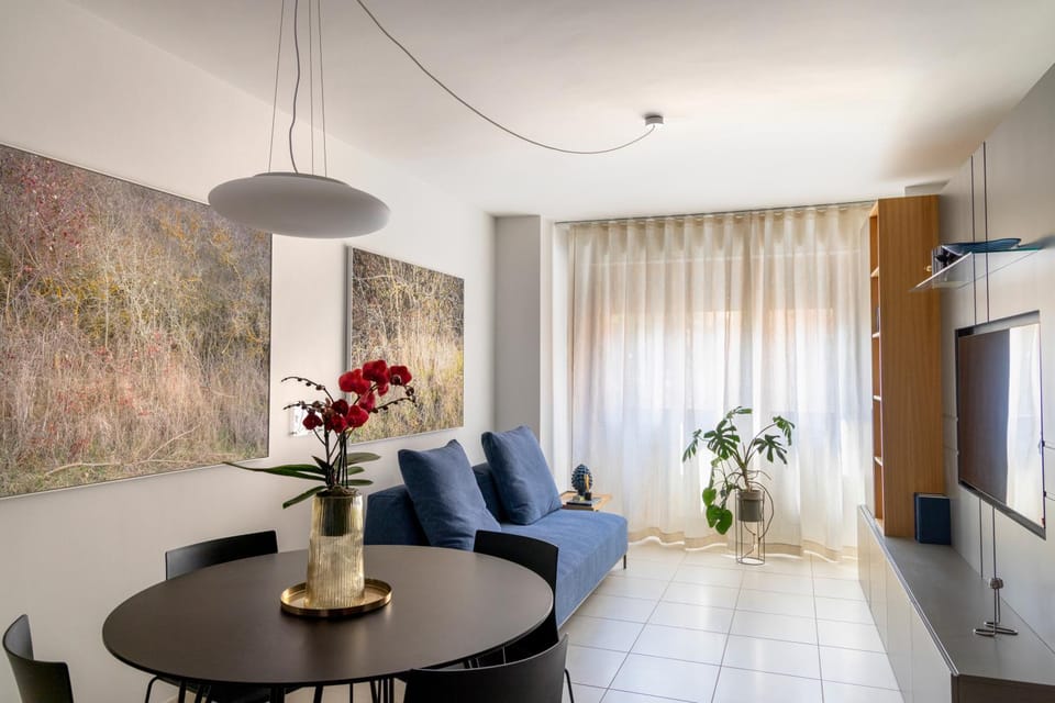 TV and multimedia, Living room, Seating area, Dining area
