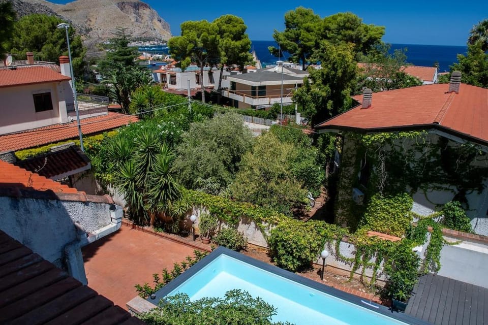 LuminHouse Addaura Pool Villa in Palermo