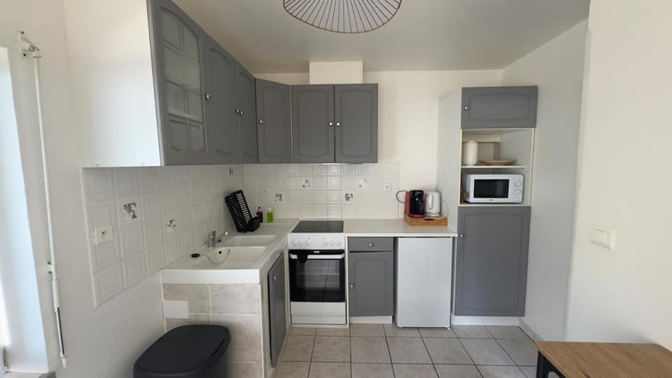 Kitchen or kitchenette, Dining area, oven, stove