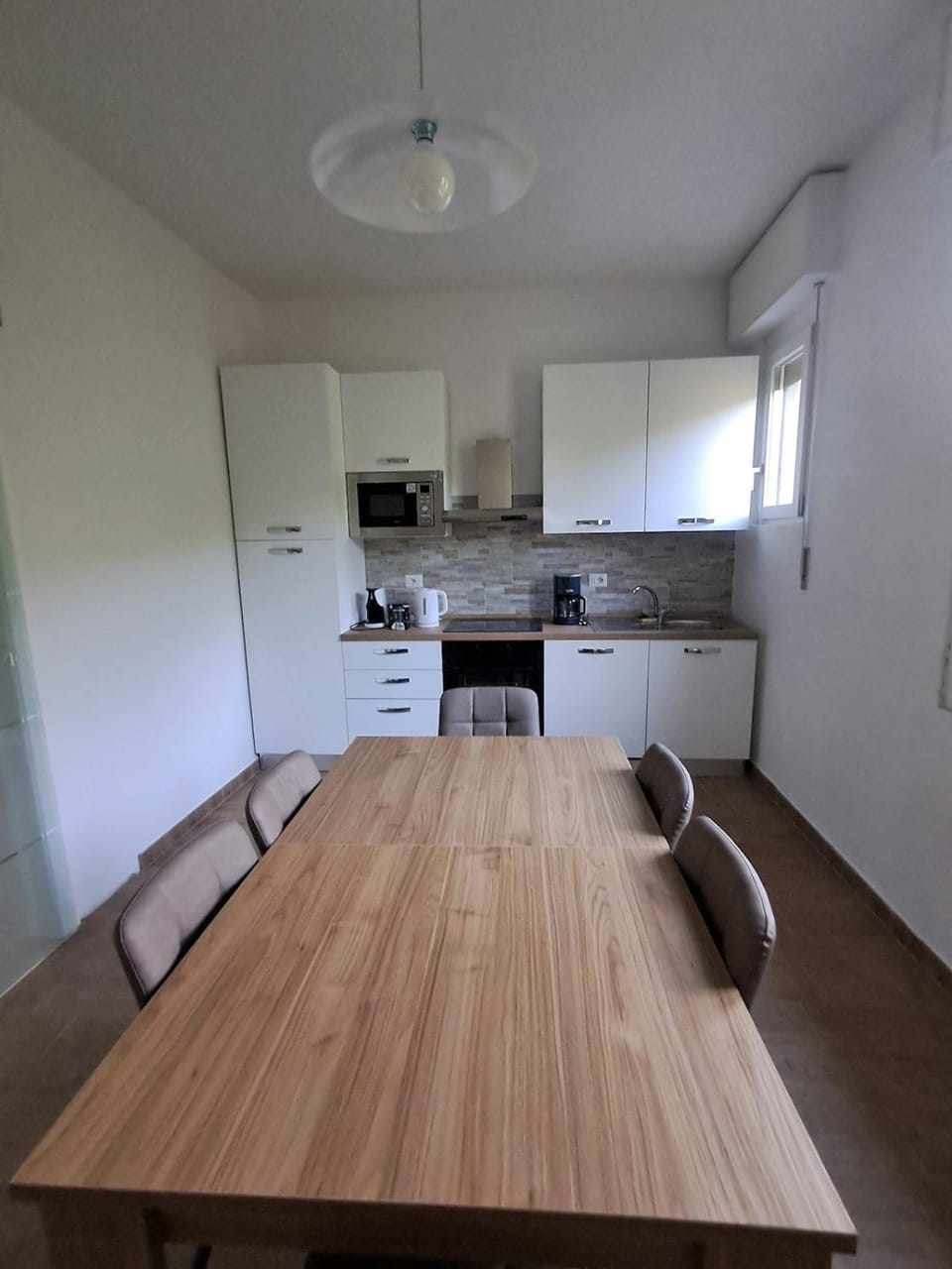 Kitchen or kitchenette, Dining area, stove