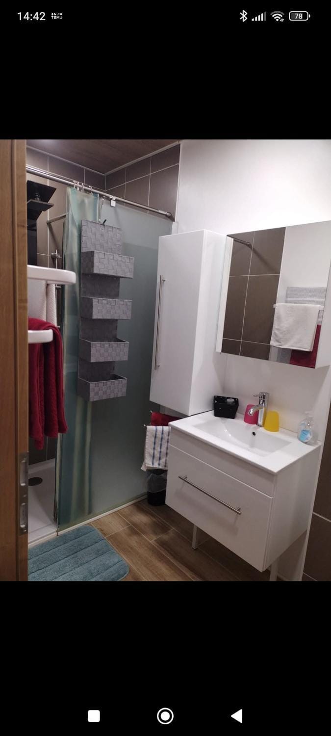 Shower, Bathroom, towels