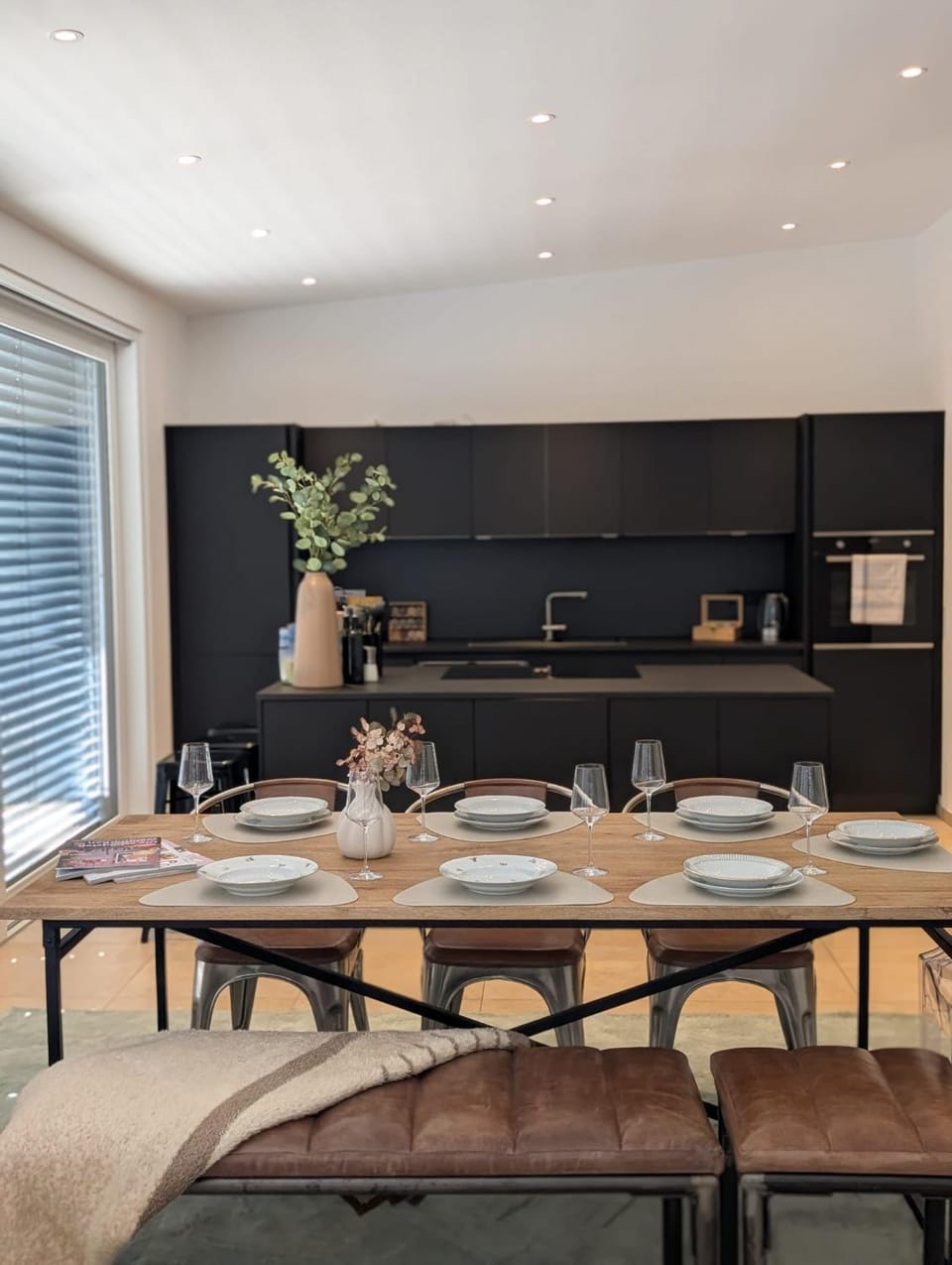 Coffee/tea facilities, Kitchen or kitchenette, Seating area, Dining area