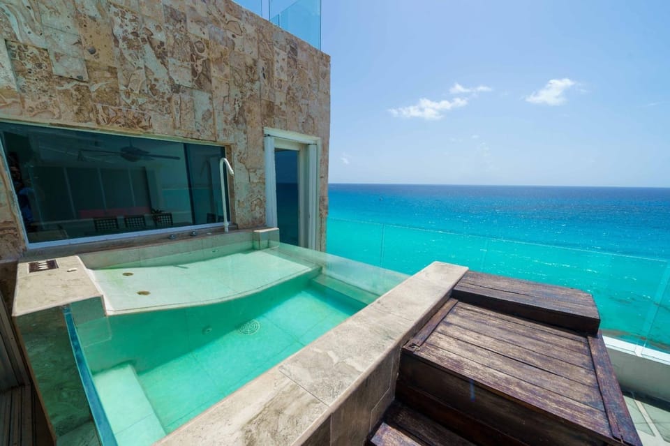 Pool view, Sea view