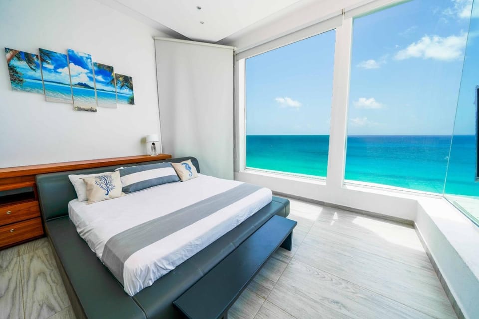Photo of the whole room, Sea view