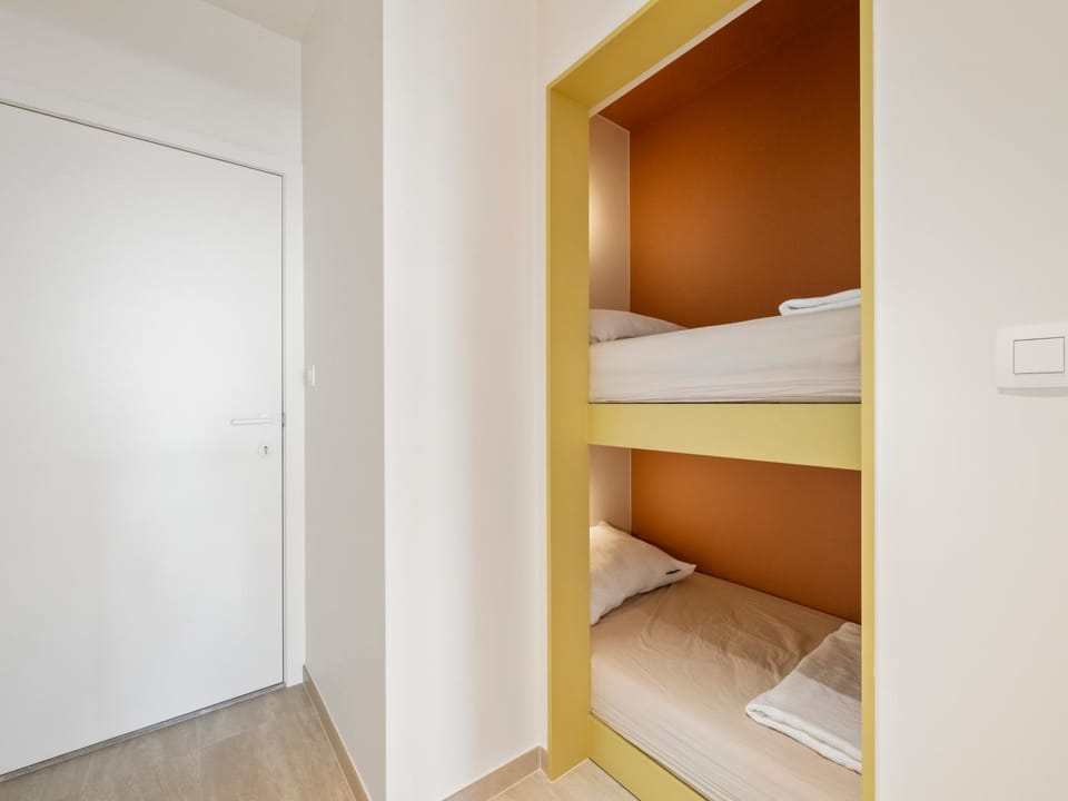 Bedroom, bunk bed
