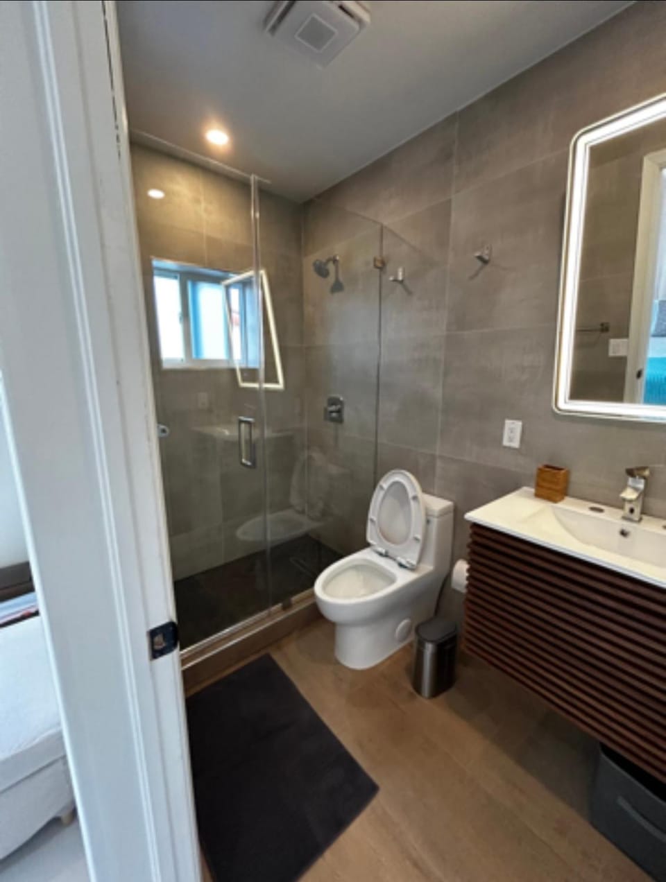 Shower, Toilet, Bathroom, towels