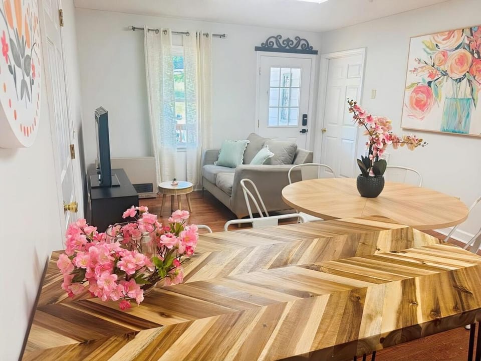 Flower Bliss Cottage in Sparta Mountains House in North Carolina