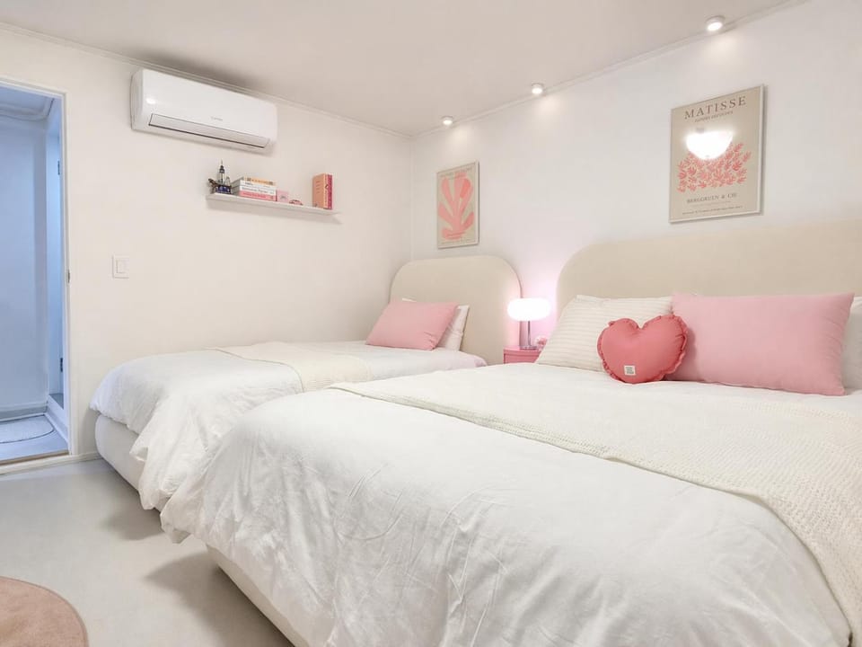 Bed, Bedroom, air conditioner