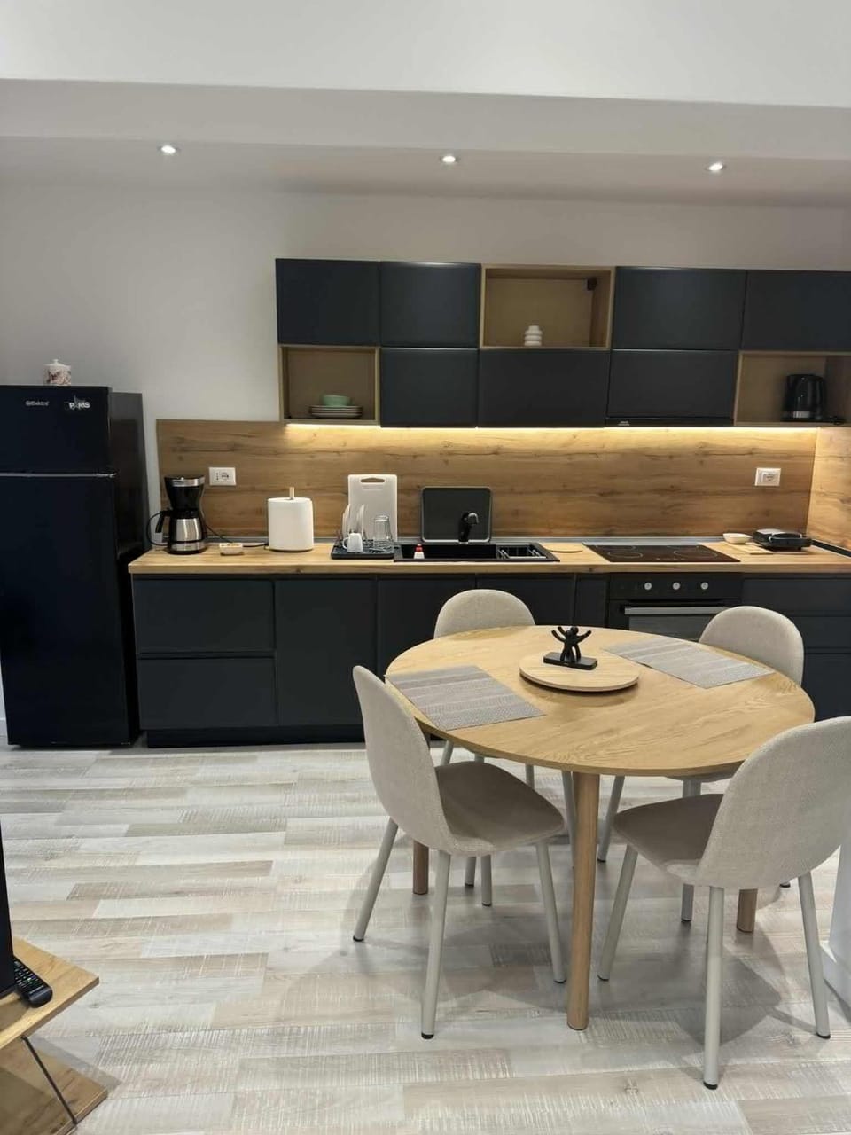 Coffee/tea facilities, Kitchen or kitchenette, Dining area, oven