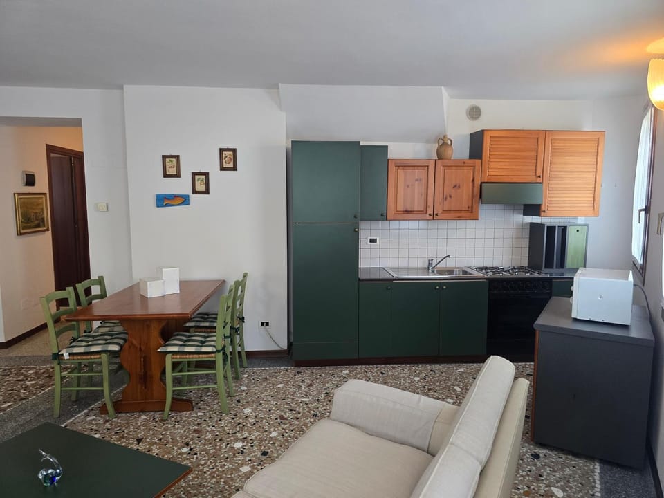 Kitchen or kitchenette, Living room, Seating area, Dining area, oven, stove