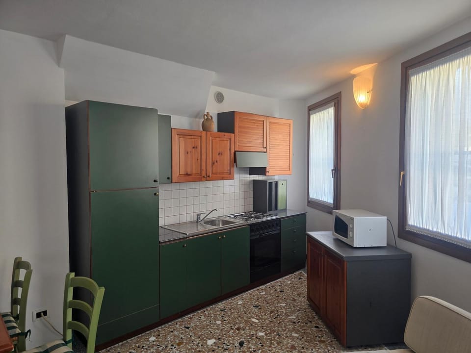 Kitchen or kitchenette, Dining area, oven, stove