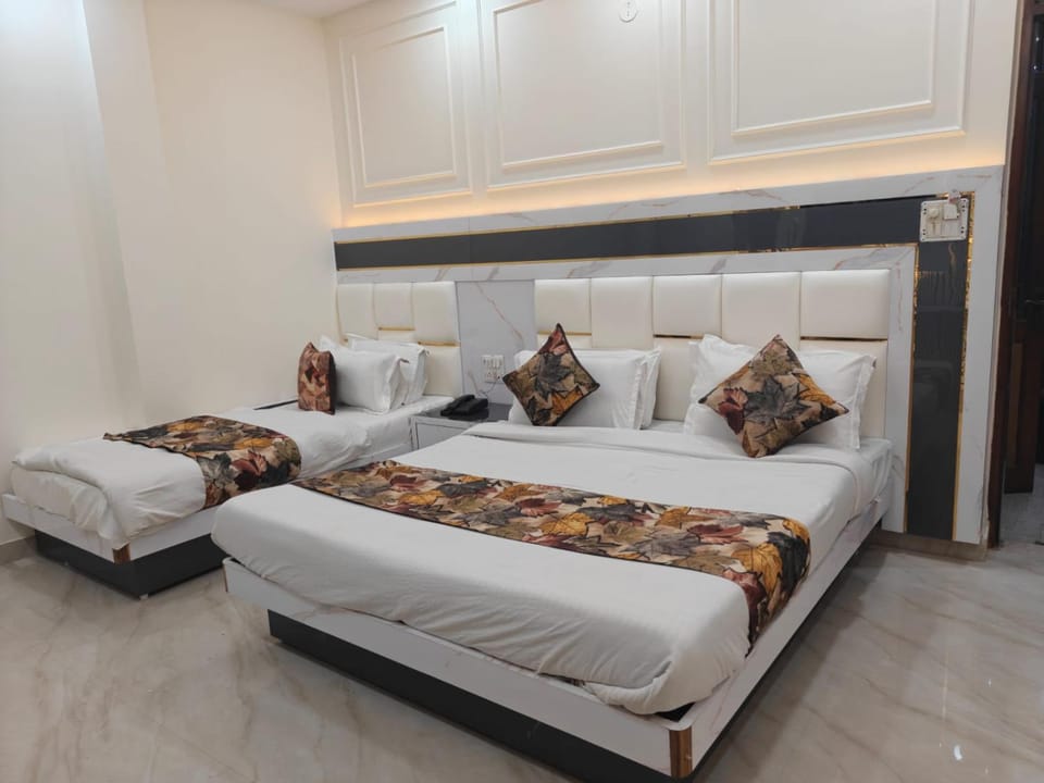 J R International Hotel in New Delhi