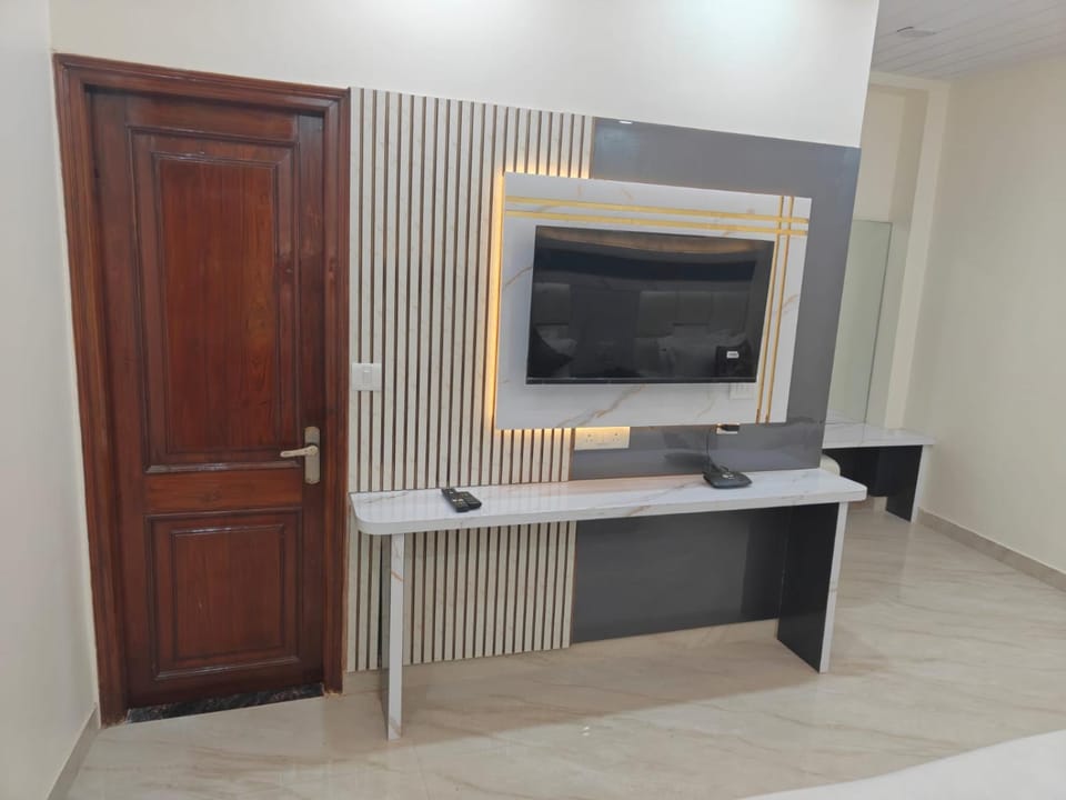 J R International Hotel in New Delhi
