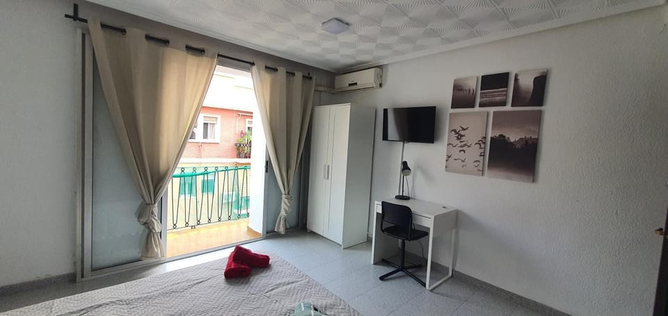 Bed, TV and multimedia, Photo of the whole room, Bedroom, furniture, air conditioner