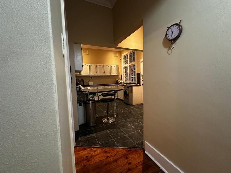 Glenwood Cottage 5km from beach, Art gallery, with garden and pool House in Durban