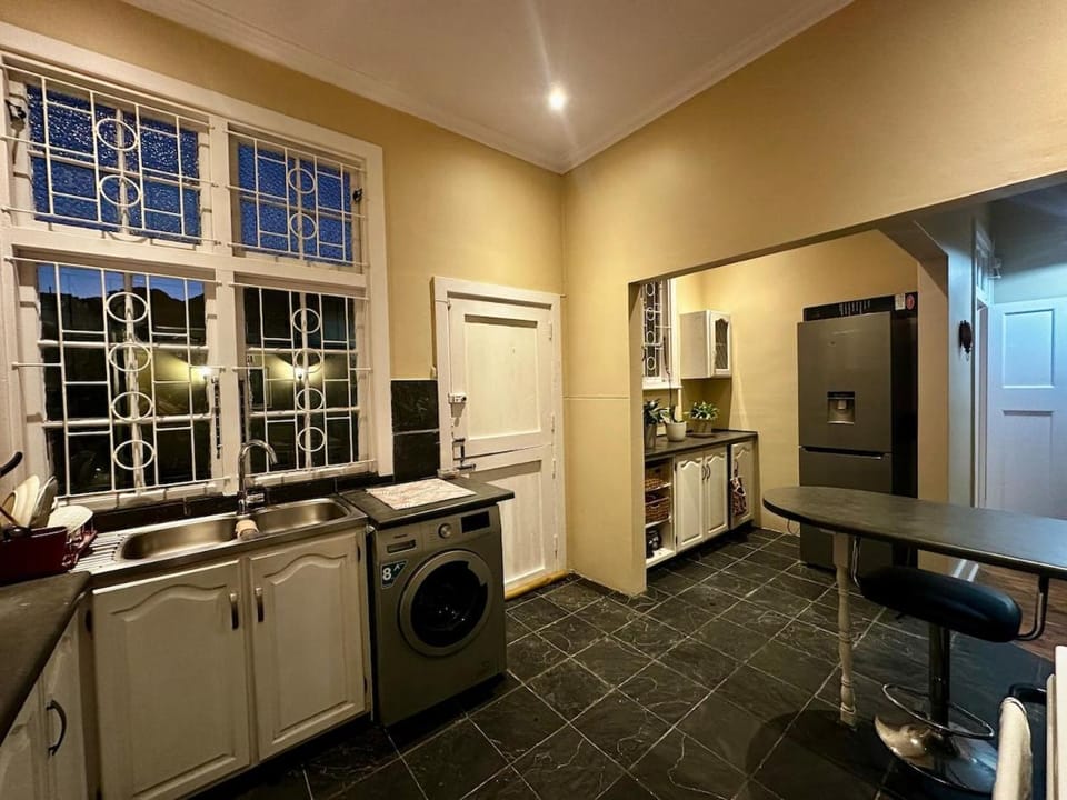 Glenwood Cottage 5km from beach, Art gallery, with garden and pool House in Durban