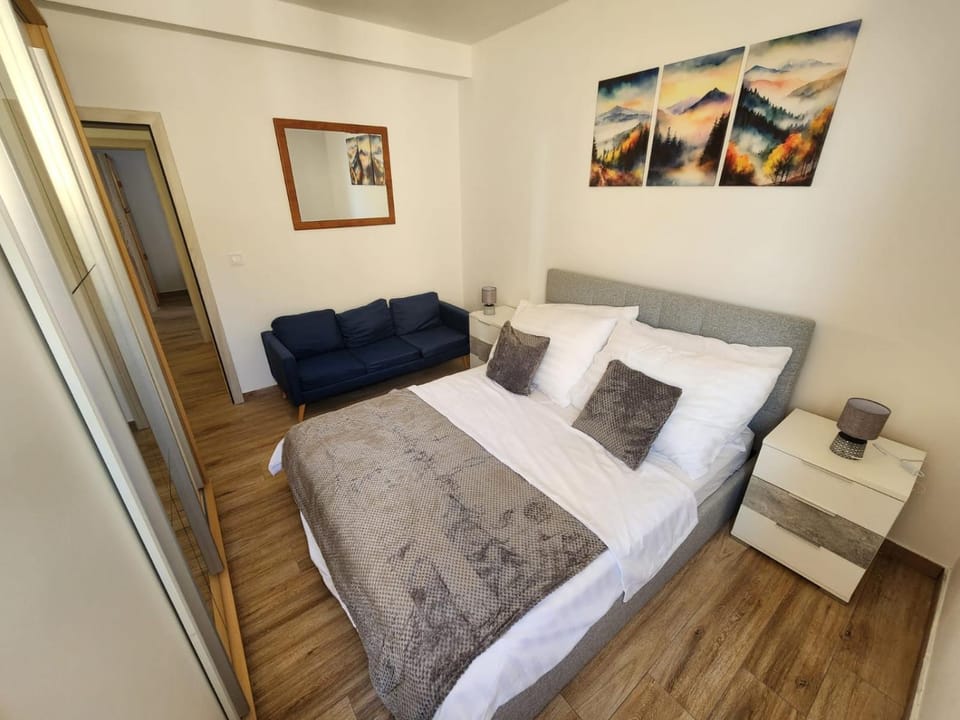 Photo of the whole room, Bedroom