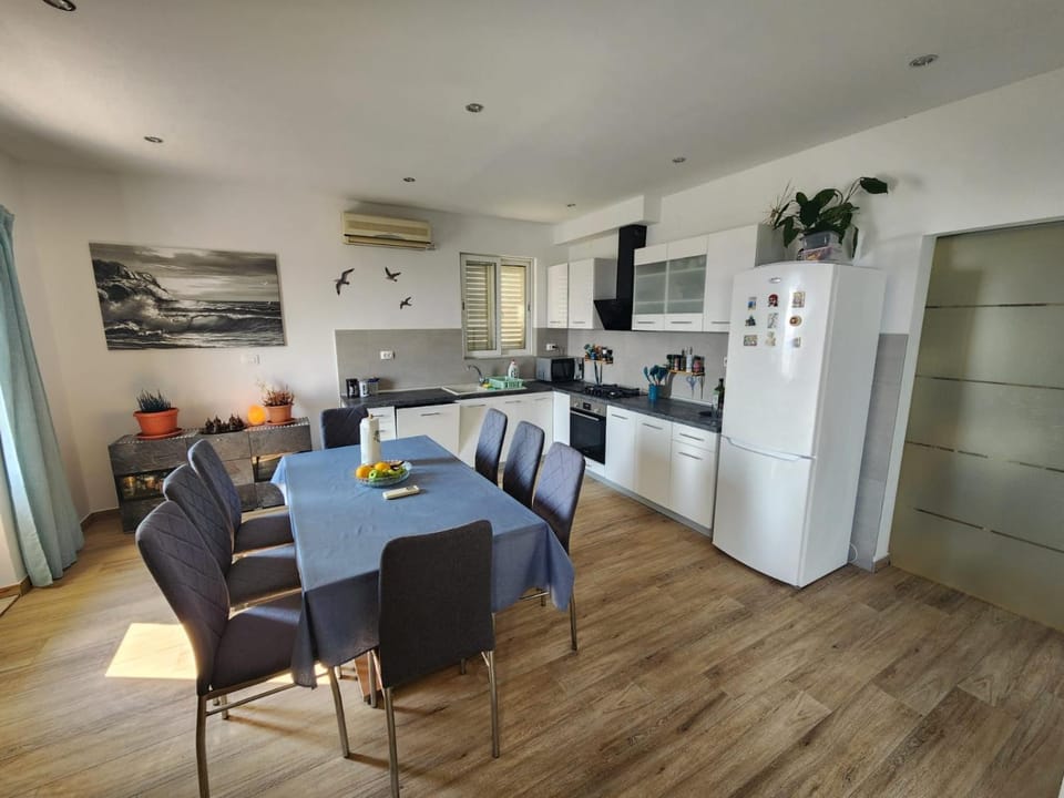 Kitchen or kitchenette, Seating area, Dining area, oven, stove
