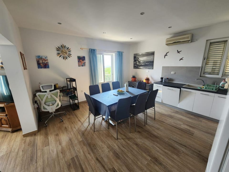 Kitchen or kitchenette, Dining area, air conditioner