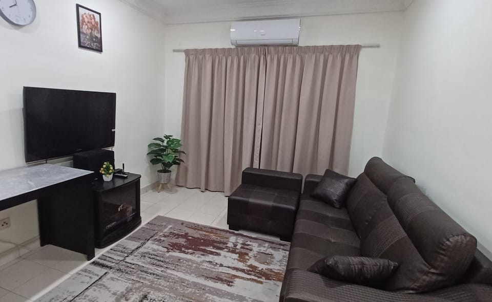 Communal lounge/ TV room, TV and multimedia, Living room, Seating area, air conditioner
